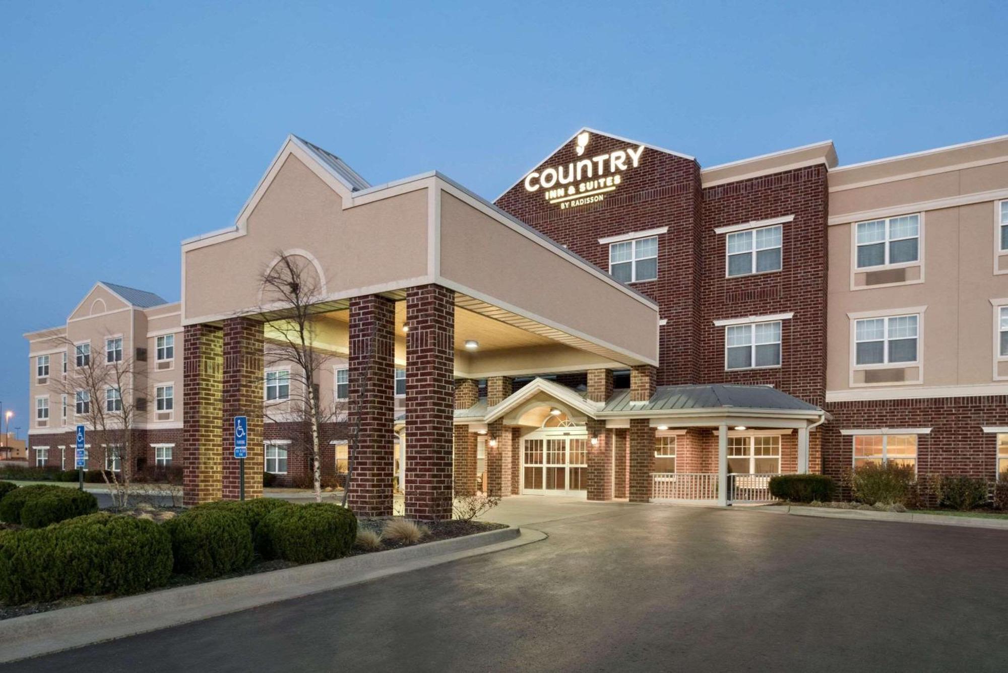 Country Inn & Suites By Radisson, Kansas City At Village West, Ks Bonner Springs Exterior photo